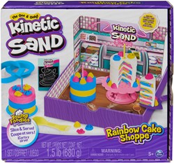 Kinetic  Sand - Regenboogram Taartenwinkel - Met 680 gram Geel Roze Blauw En Naar Vanille Geurend Wit Speelzand - Met 10 Stuks Keukengerei En Accessoires