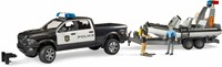 Bruder RAM 2500 politietruck met boot + trailer met 2 figuren